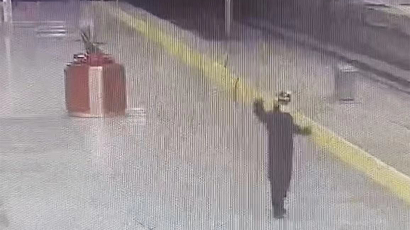 鐵路客運員凌晨下班，在站臺開心起舞