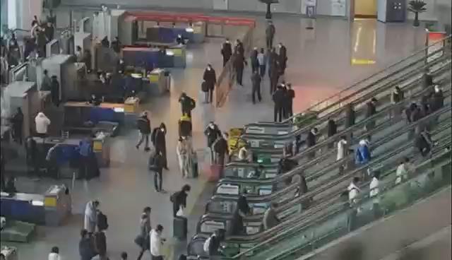 暖心一幕！鐵警4秒沖刺救援摔倒旅客