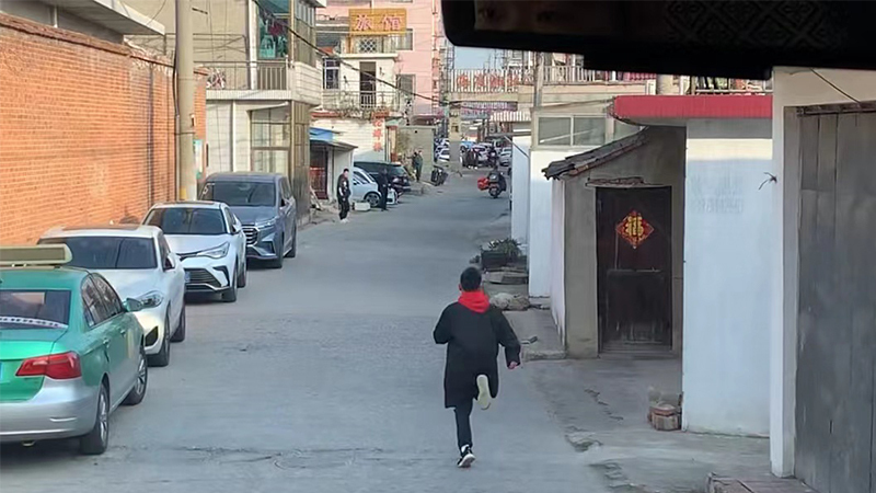 紅帽少年奮力奔跑，給消防員帶路