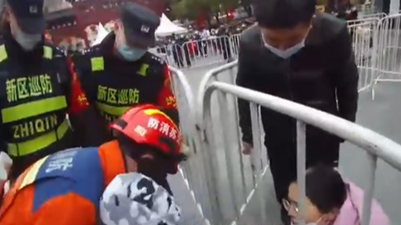 小朋友吃冰糖葫蘆被卡情況危急，消防員緊急救助