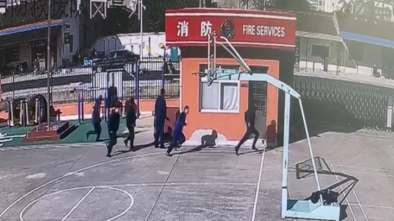 消防隊門口突發車禍 常州消防秒出警救助被撞女孩