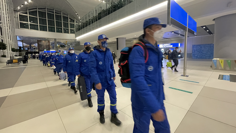 歡迎中國救援隊！土耳其候機室內響起掌聲