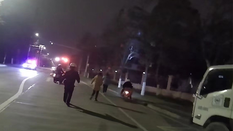 別跑！民警狂飆兩條街勸說男子不要轉賬