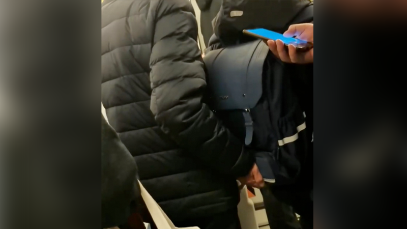 有一種愛叫隔代親！爺爺在孫子身后默默托起書包