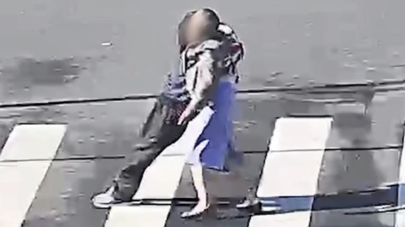 女子上學途中勇救老人